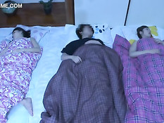 Японский парень улёгся спать между двумя красивыми девушками