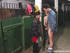 Мужик в конюшне отымел местных девушек Angelica Bella и Nicolette