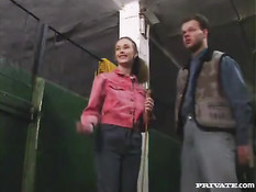 Мужик в конюшне отымел местных девушек Angelica Bella и Nicolette