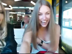 Две распутные молодые блондинки обнажаются прямо в ресторане