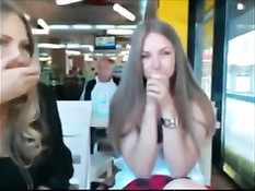 Две распутные молодые блондинки обнажаются прямо в ресторане