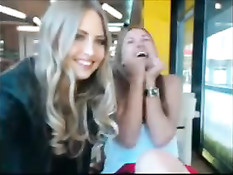 Две распутные молодые блондинки обнажаются прямо в ресторане