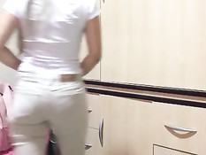 Молодая блондинка Наталья раздевается и ласкает мокрую киску