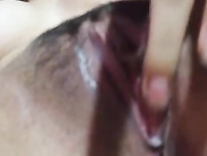 Молодая блондинка Наталья раздевается и ласкает мокрую киску