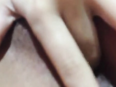 Молодая блондинка Наталья раздевается и ласкает мокрую киску