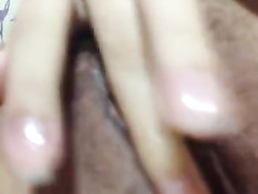 Молодая блондинка Наталья раздевается и ласкает мокрую киску