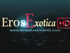 Негр ласкает клитор мулатки головкой члена, а потом вводит внутрь