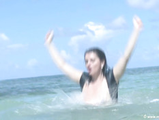 Девушка Milena бегает по воде и трясёт своими огромными сиськами