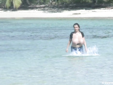 Девушка Milena бегает по воде и трясёт своими огромными сиськами