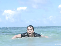 Девушка Milena бегает по воде и трясёт своими огромными сиськами