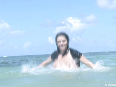 Девушка Milena бегает по воде и трясёт своими огромными сиськами