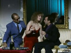 Любовники сделали двойное проникновение кудрявой блондинке