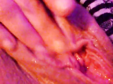 Женщина мастурбирует свою мокрую пизду рукой и снимает порно