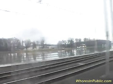 Загорелый паренёк оттрахал в своём купе в поезде двух брюнеток