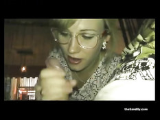 Молодая блондинка в очках сосёт и дрочит хуй за столиком в кафе