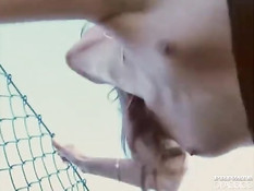 Рыжая девушка Eva Falk трахается с мужчиной на холме над рекой