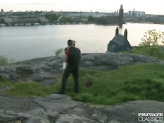 Рыжая девушка Eva Falk трахается с мужчиной на холме над рекой