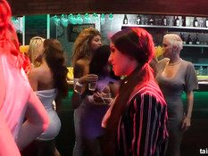 Роскошные девушки раздевают и ласкают друг друга в секс клубе