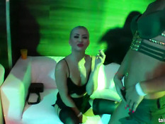 Роскошные девушки раздевают и ласкают друг друга в секс клубе