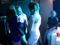 Роскошные девушки раздевают и ласкают друг друга в секс клубе