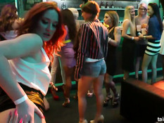 Роскошные девушки раздевают и ласкают друг друга в секс клубе