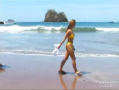 Парни отодрали на тропическом пляже горячую девку Nikki Montana