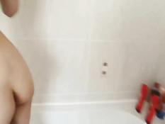 Красивая девчонка Stella Cox принимает душ и ласкает свою грудь