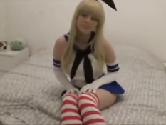 Азиатская блондинка в полосатых гольфах раздевается на кровати