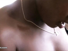 Молодая мулатка раздевается догола и мастурбирует киску рукой