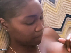 Молодая мулатка раздевается догола и мастурбирует киску рукой