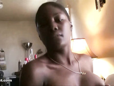 Молодая мулатка раздевается догола и мастурбирует киску рукой