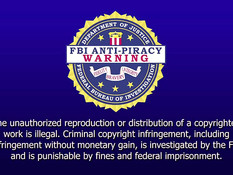 Кудрявая мулатка с татуировками на ногах ласкает розовую киску