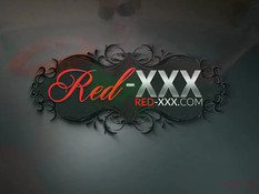 Рыжая женщина в очках Red XXX отсасывает у мужика в бассейне