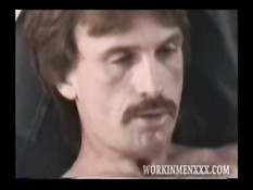 Гомосексуальный мужчина играет с членом в домашнем порно видео