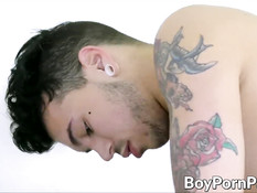 Паренёк с татуировками на кровати занимается гей сексом с другом