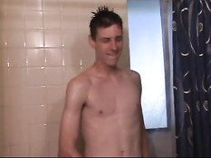 Худенький гей после расслабляющего душа дрочит член на диване