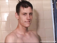 Худенький гей после расслабляющего душа дрочит член на диване