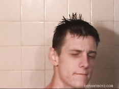 Худенький гей после расслабляющего душа дрочит член на диване