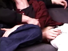 Голубые парни целовались, дрочили члены и трахались на диване