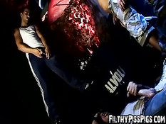 Голубые парни занимаются групповым сексом в одном из гей клубов