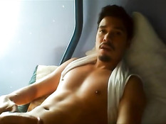 Голубой парень с бородкой дрочит свой член и снимает на камеру