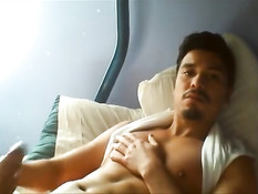 Голубой парень с бородкой дрочит свой член и снимает на камеру