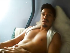 Голубой парень с бородкой дрочит свой член и снимает на камеру