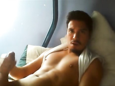 Голубой парень с бородкой дрочит свой член и снимает на камеру