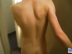 Молодой блондин гей принимает душ и моет чисто выбритый пенис