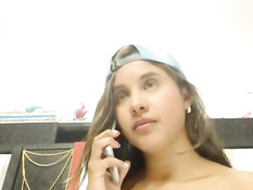 Латиноамериканская девка в порно чате ебёт себя длинным дилдо