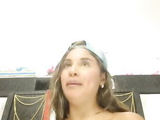 Латиноамериканская девка в порно чате ебёт себя длинным дилдо