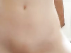 Девка с маленькой грудью отсосала у парня член и уселась сверху