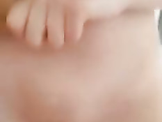 Девка с маленькой грудью отсосала у парня член и уселась сверху