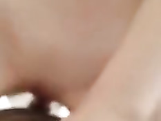 Девка с маленькой грудью отсосала у парня член и уселась сверху